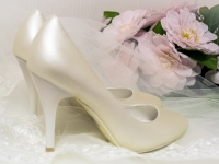 Кремовые свадебные туфли